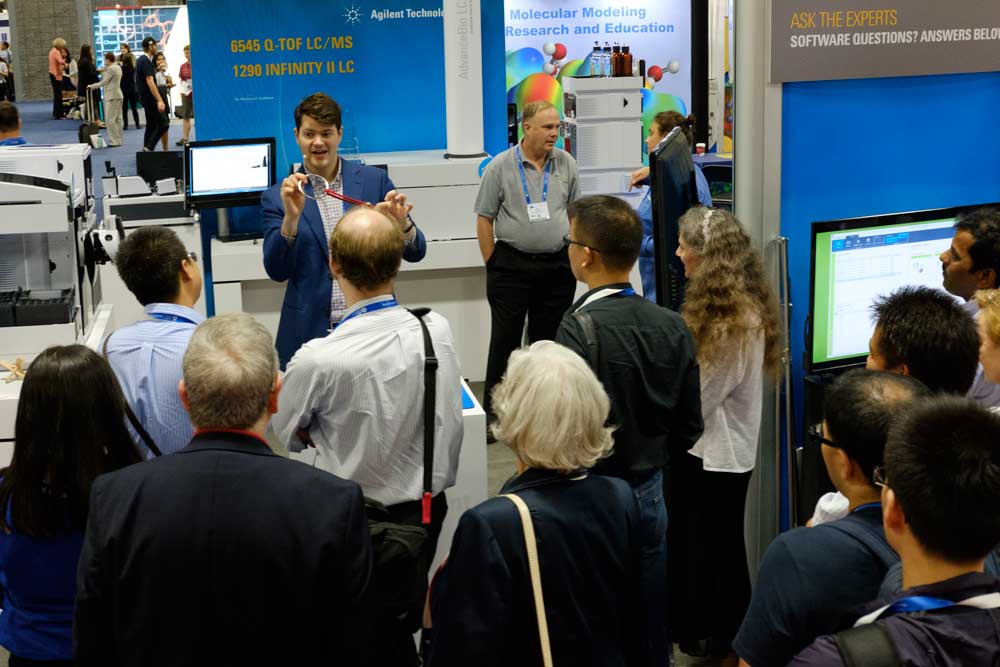 Agilent-Trade-Show-Magic-Crowds